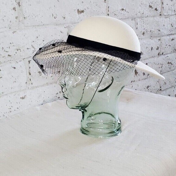 VINTAGE | Plaza Suite for BETMAR | Ladies Cream White Fishnet Veil Bow Wool Hat - Picture 3 of 10